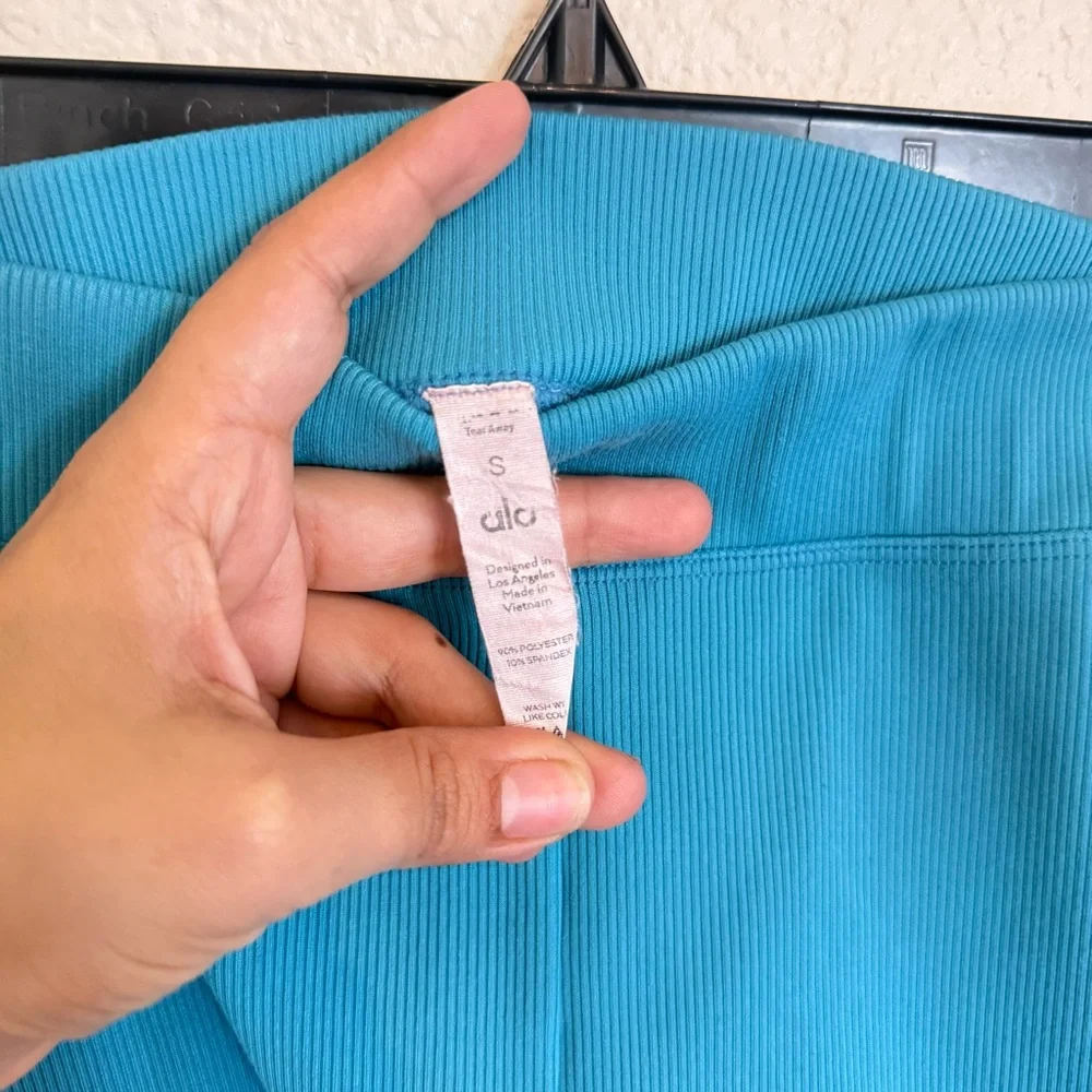 ALO yoga goddess ribbed high waist hot shorts - Picture 6 of 7